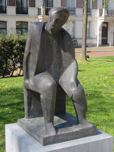 844032 Afbeelding van het bronzen beeldhouwwerk 'De Acteur' van Frans Stelling in het Zocherplantsoen bij de ...